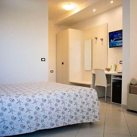 مارينا دي كارّارا Hotel Delfino المظهر الخارجي الصورة