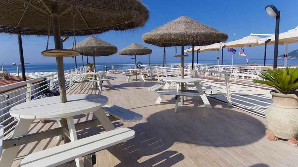 مارينا دي كارّارا Hotel Delfino المظهر الخارجي الصورة