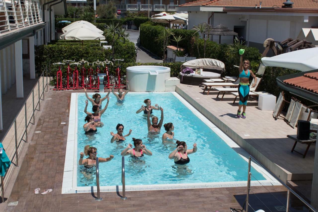 مارينا دي كارّارا Hotel Delfino المظهر الخارجي الصورة