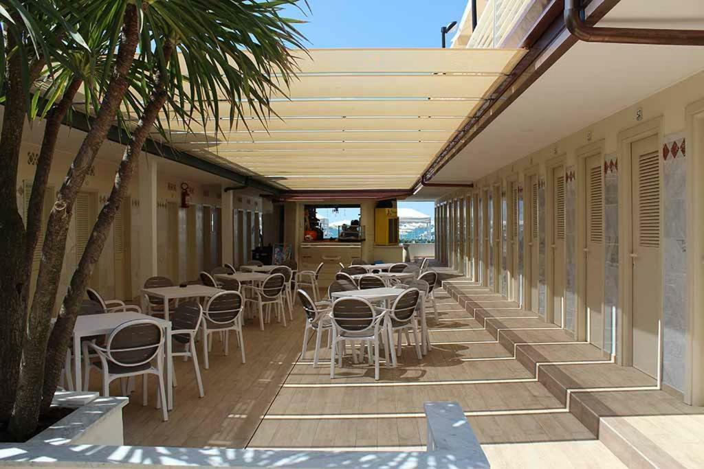 مارينا دي كارّارا Hotel Delfino المظهر الخارجي الصورة