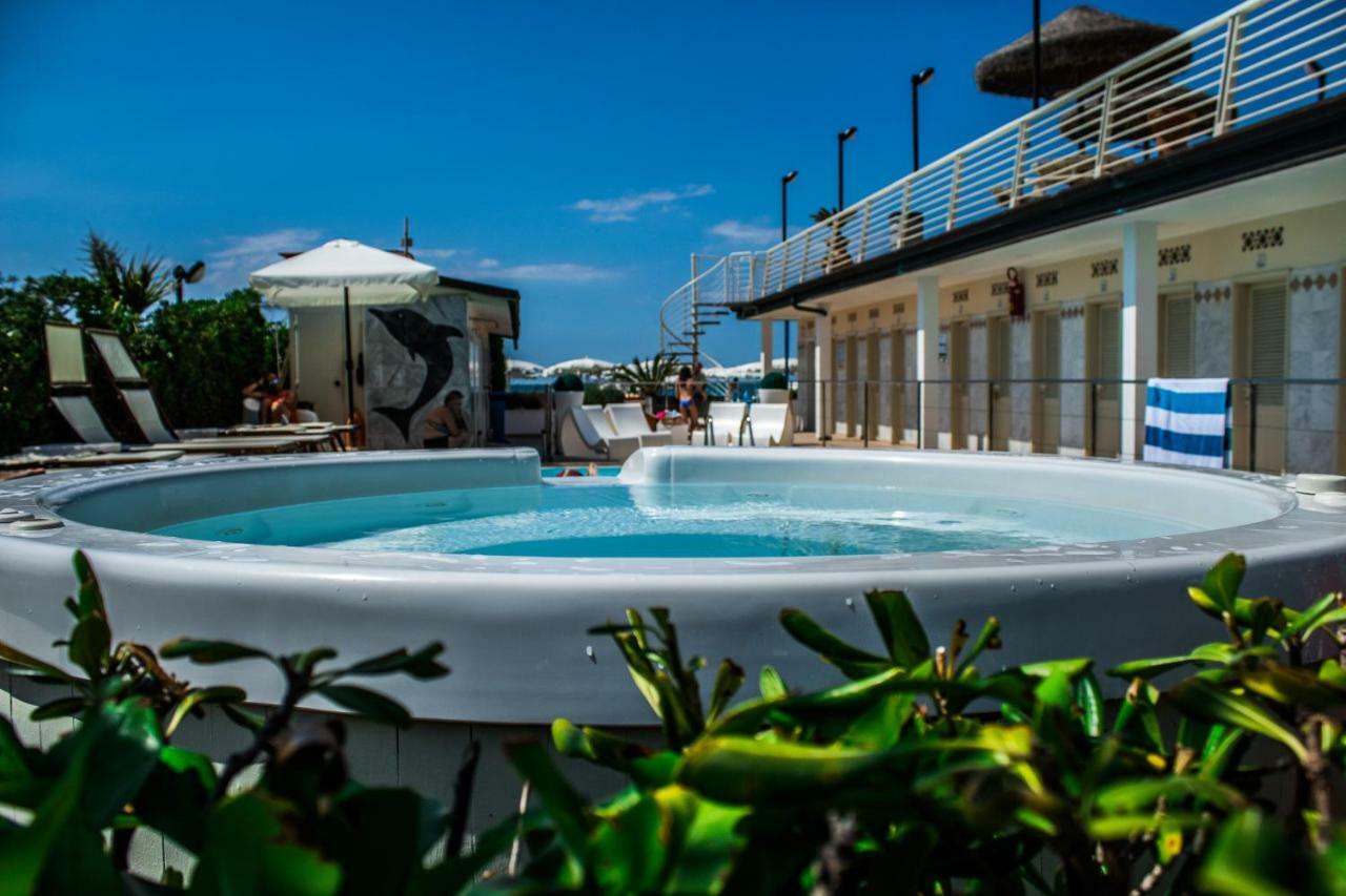 مارينا دي كارّارا Hotel Delfino المظهر الخارجي الصورة