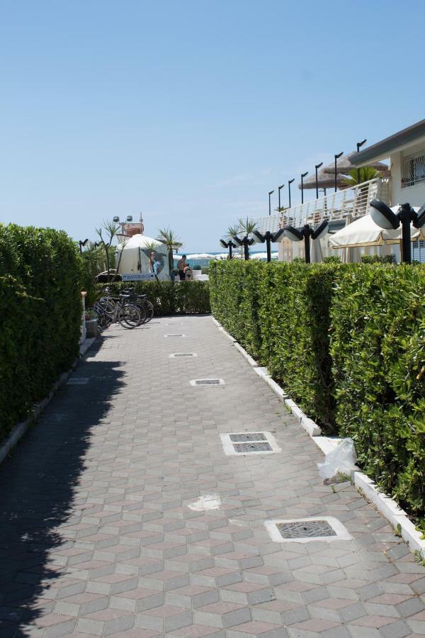 مارينا دي كارّارا Hotel Delfino المظهر الخارجي الصورة