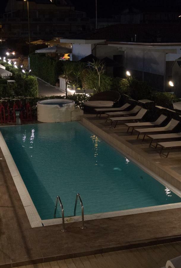 مارينا دي كارّارا Hotel Delfino المظهر الخارجي الصورة