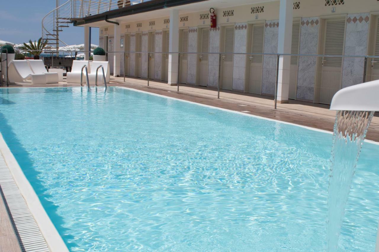 مارينا دي كارّارا Hotel Delfino المظهر الخارجي الصورة